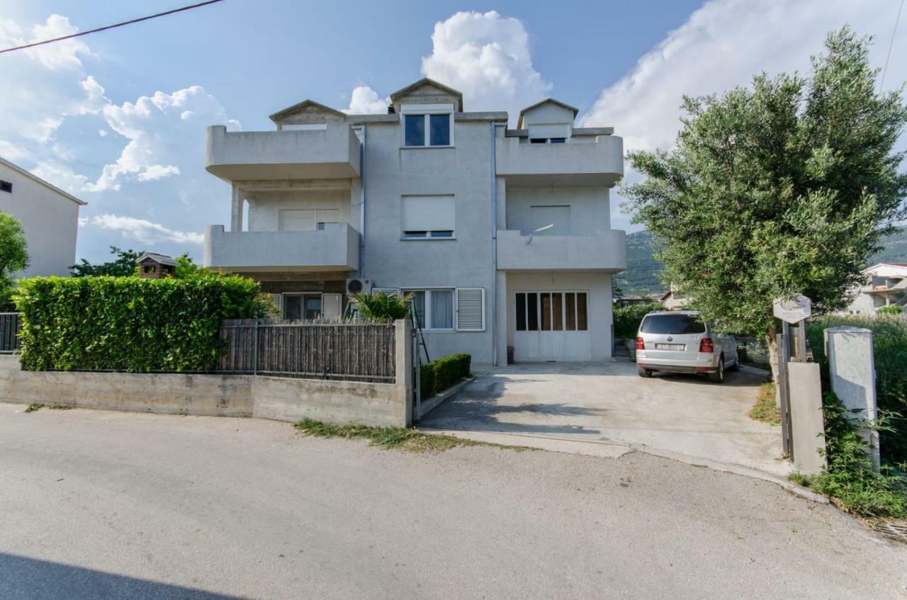 Holiday Apartment With Garden Kastela Exterior photo